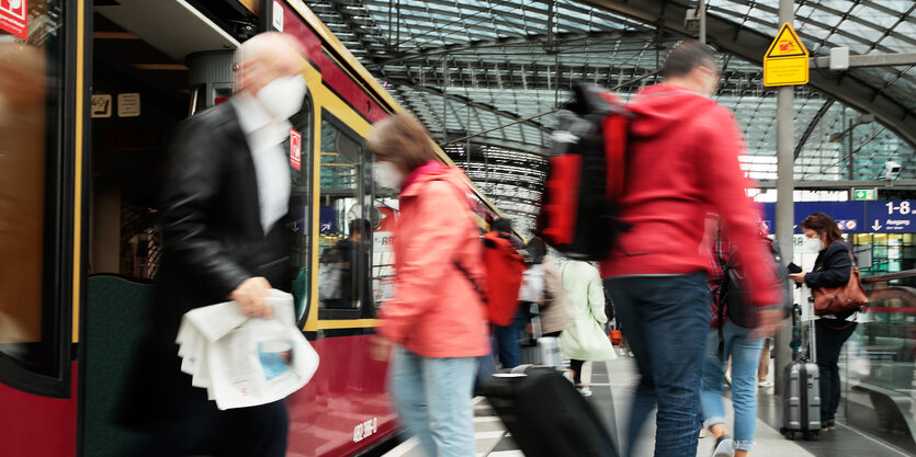 Menschen steigen in und aus einer S-Bahn