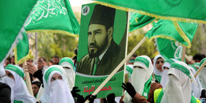 Eine Demonstration der Muslimbrüderschaft im April 2015 – Hebron, Westjordanland: palästinensische Hamas-Unterstützer feiern Hasan al-Banna