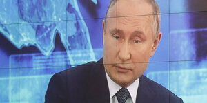 Putin auf dem Großbildschirm eines Fernsehstudios