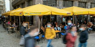 Passanten vor einem Café in der Leipziger Innenstadt