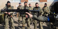 Ukrainischen Uniformierte mit Waffen.