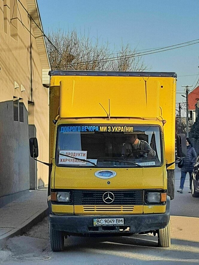 Ein gelber Transporter steht in einer Straße