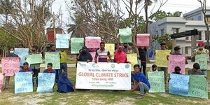 Protestierende in Bangladesch halten Plakate hoch