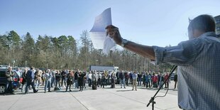 Sieben Menschen stehen an einer Straße. Die meisten applaudieren, ein Mensch hält ein Schild hoch, auf dem steht: "Sagt's allen weiter: Journalisten sorgen für die Qualität, nicht die Verleger. dju"