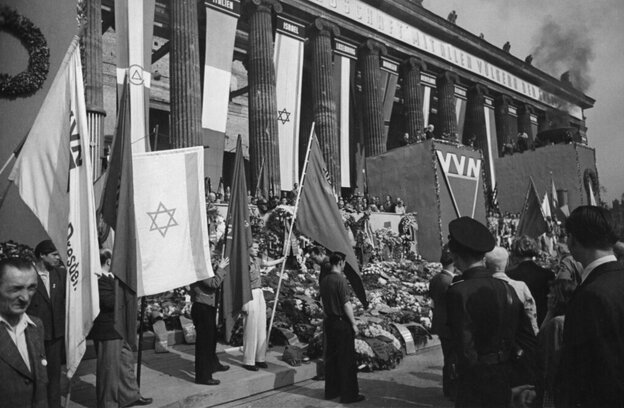 Historisches Foto einer Kundgebung.