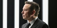 Ein erster Tesla rollt aus der Fabrik, begrüßt von Tesla-Chef Elon Musk