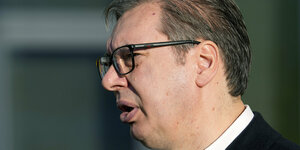 Porträt von einem Mann mit wenig Haaren und Brille: Präsident Aleksandar Vučić