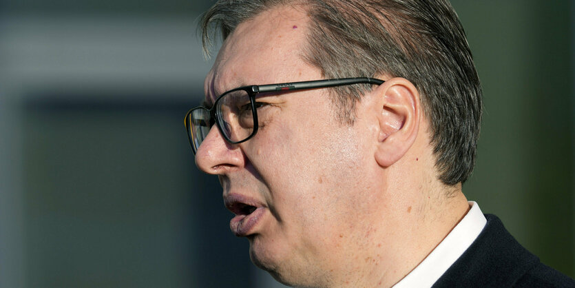 Porträt von einem Mann mit wenig Haaren und Brille: Präsident Aleksandar Vučić