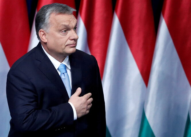 Ein Mann, Viktor Orbán, der seine Hand aufs Herz legt