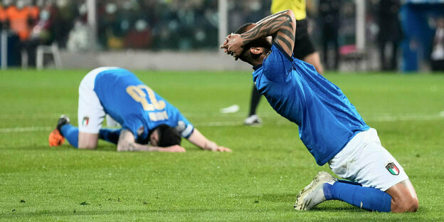 Zwei italienische Nationalspieler mit Verzweiflungsgesten auf den Knien
