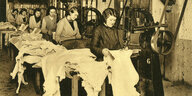 Arbeiterinnen in einer Gerberei in Frankreich um 1925