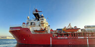 Das Seenotrettungsschiff „Ocean Viking" liegt in einem Hafen vor Anker