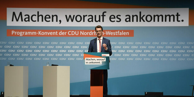Hendrik Wüst (CDU), Ministerpräsident von Nordrhein-Westfalen, stellt im Palladium das Wahlprogramm der Union für die Landtagswahl im Mai diesen Jahres vor.