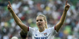 Ada Hegerberg jubelt im Trikot von Lyon