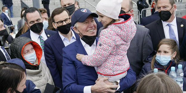 US-Präsident Joe Biden mit Kind auf dem Arm