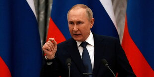Wladimir Putin vor russischen Flaggen