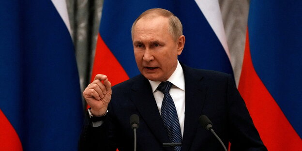 Wladimir Putin vor russischen Flaggen