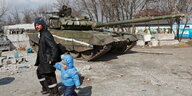 Zivilsten vor einem pro-russischen Panzer in Mariupol