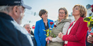 Anke Rehlinger mit Rose, flankiert von Saskia Esken und Malu Dreyer im Wahlkampf