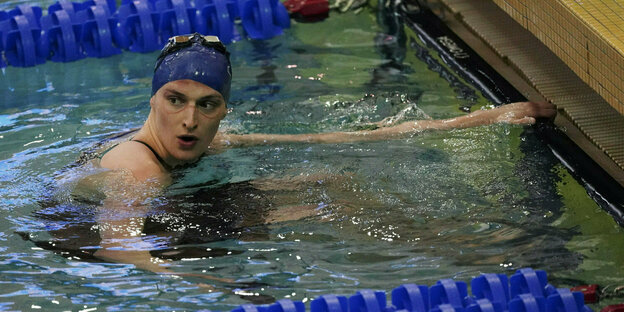 US-Schwimmerin Lia Thomas mit BAdekappe im Becken