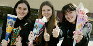 3 Mädchen mit kleinen Zuckerschultüten