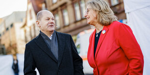 Olaf Scholz und Anke Rehlinger schauen sich an