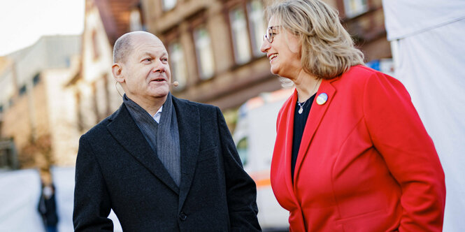 Olaf Scholz und Anke Rehlinger schauen sich an