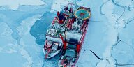 Die Polarstern aus Bremerhaven und der russische Forschungseisbrecher Akademik Fedorov liegen 2020 nebeneinander im Eis.
