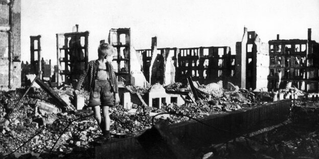 Ein kleiner Junge zwischen Trümmern und Hausruinen in Hamburg im Jahr 1946.