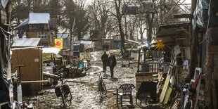 Protestcamp, Hütten, Anti AKW FAhne , matschiger WEg