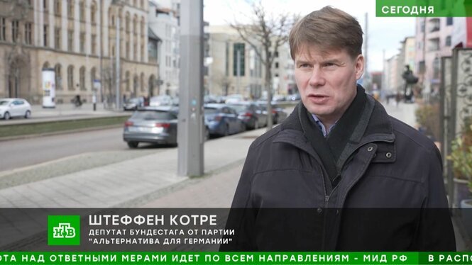 Im Fernsehen gibt ein Mann auf der Straße stehend ein Statement