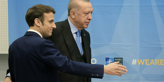Frankreichs Präsident Macron und sein türkischer Amtskollege Erdoğa unterhalten sich