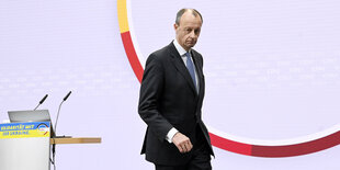 Friedrich Merz auf einem Podium