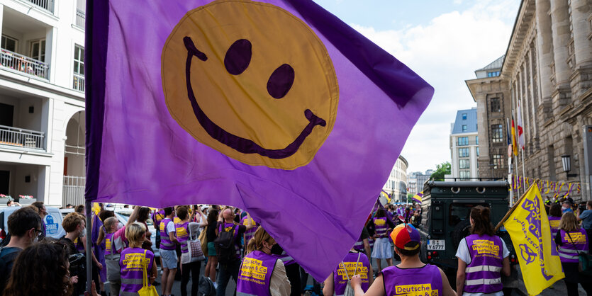 Eine Fahne der Kampagne mit einem Smiley