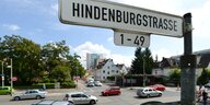 Ein Straßenschild mit der aufschrift „Hindenburgstraße“ vor einer Kreuzung