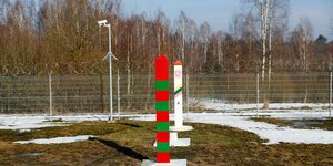 Ein rot-grüner Grenzpfosten bei Kaliningrad im Dreiländereck: