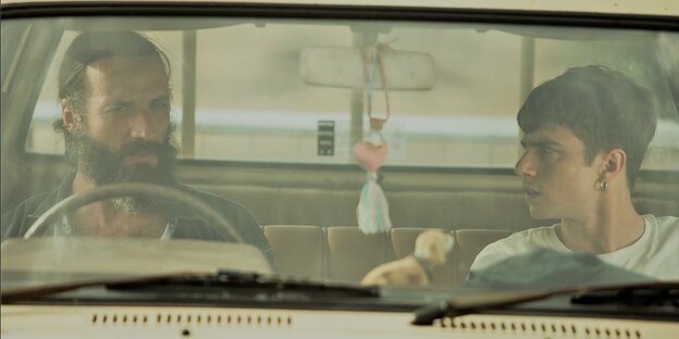 Szene aus ".dog" (2021): Vater unterhalten sich in Sohn in einem Auto