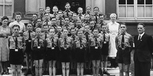 Historische Aufnahme: Ein Fähnlein der Hitlerjugend posiert 1934 in Uniform auf der Freitreppe eines Schulgebäudes