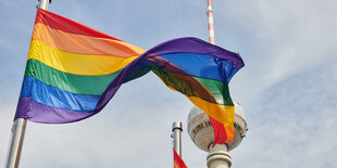 Regenbogenfahne vor dem Fernsehturm