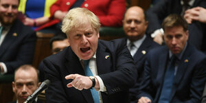 Boris Johnson gestikuliert wild im Parlament