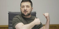 Ein Mann in olivfarbenem T-Shirt und mit Bart gestikuliert: Wolodimir Selenski