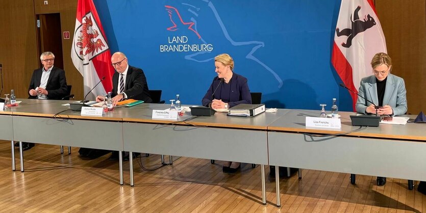 Woidke und Giffey auf einer Pressekonferenz