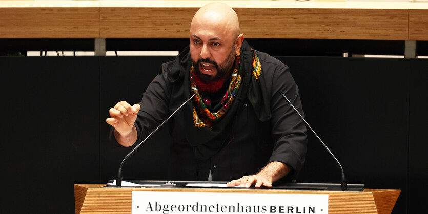 Ferat Kocak hält eine Rede im Abgeordnetenhaus