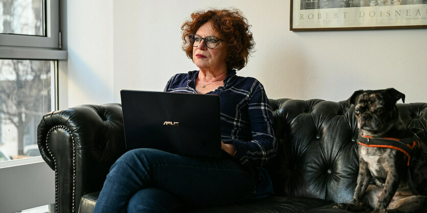 Anetta Kahane mit ihrem Hund Lili auf dem Sofa im Büro