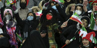 iranische Frauen feiern mit kleinen iranischen Fähnchen Sieg des Nationalteams