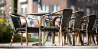 Stühle und Tische eines Restaurants
