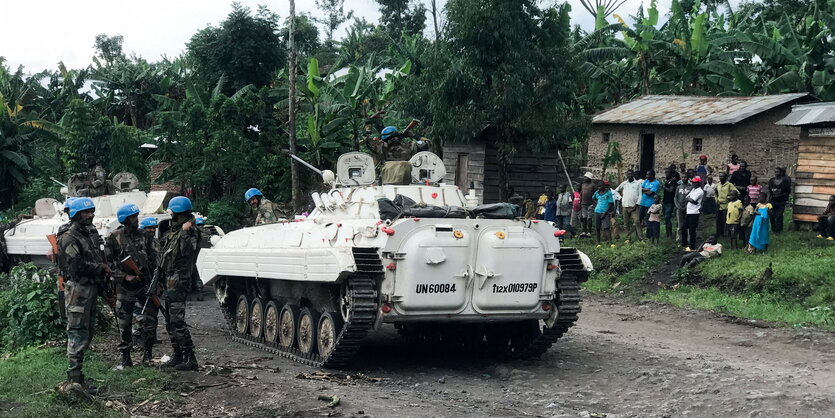 UNO (links), Kongolesen (rechts): Im Bergdorf Rangepa am Rande des Kampfgebiets, 29. März