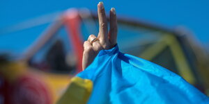 Victory Zeichen mit ukrainischer Flagge