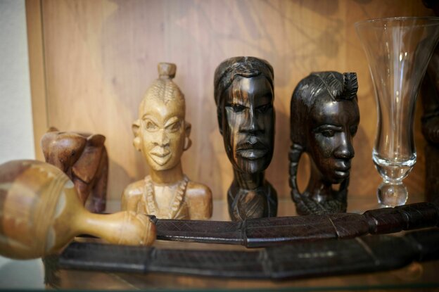 Ein Regal mit afrikanischen Skulpturen Ein Regal mit afrikanischen Skulpturen