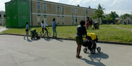 Frauen mit Kinderwagen vor einem Gebäude